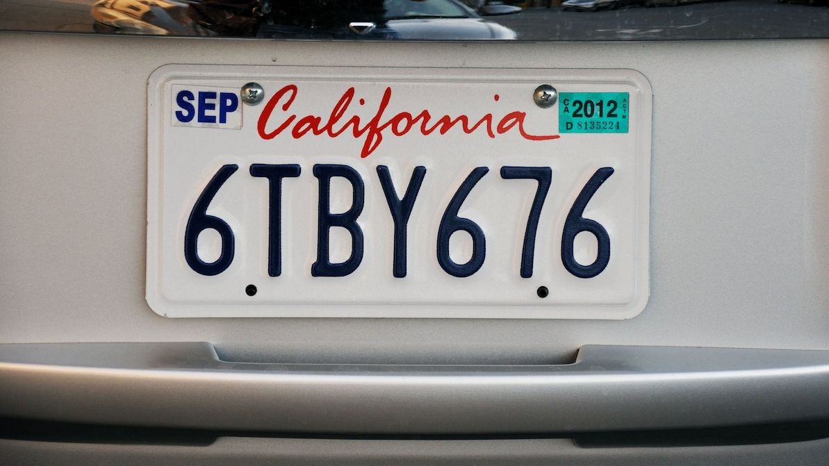 Kalifornie umožňuje nahradit přední registrační značku nálepkou